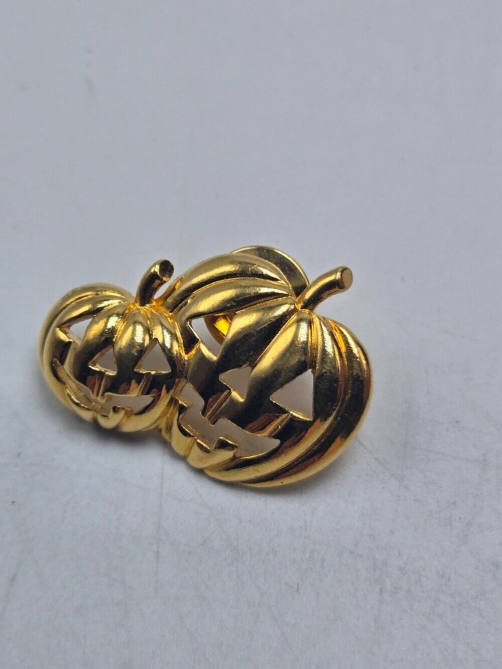 1990 Avon Jack-O-Lantern Pumpkin Lapel Pin God Tone Pinback Fashion Costume VTG